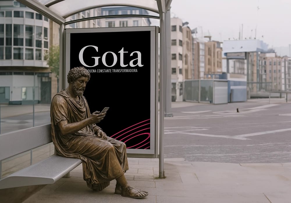 Estatua de bronce de Marco Aurelio en túnica romana sentado en parada de autobús mirando teléfono móvil, contraponiendo filosofía clásica con tecnología moderna