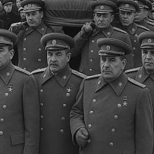 El hombre que cargó su propio féretro